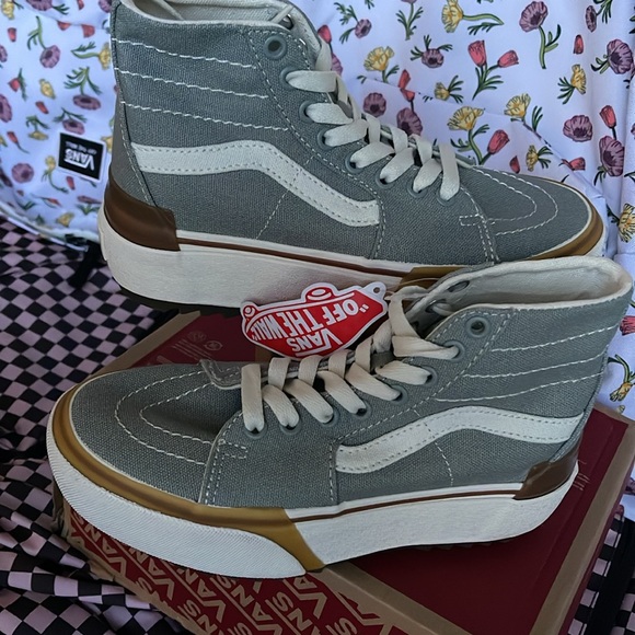 Vans WMNS Sk8-Hi Tapered
Canvas Green Milieu
VN0005U2VV2
Platforms Sneakers - Picture 11 of 16